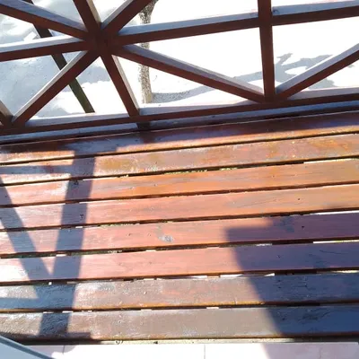 Trabajo de Full Service Pinamar: barnizado de deck